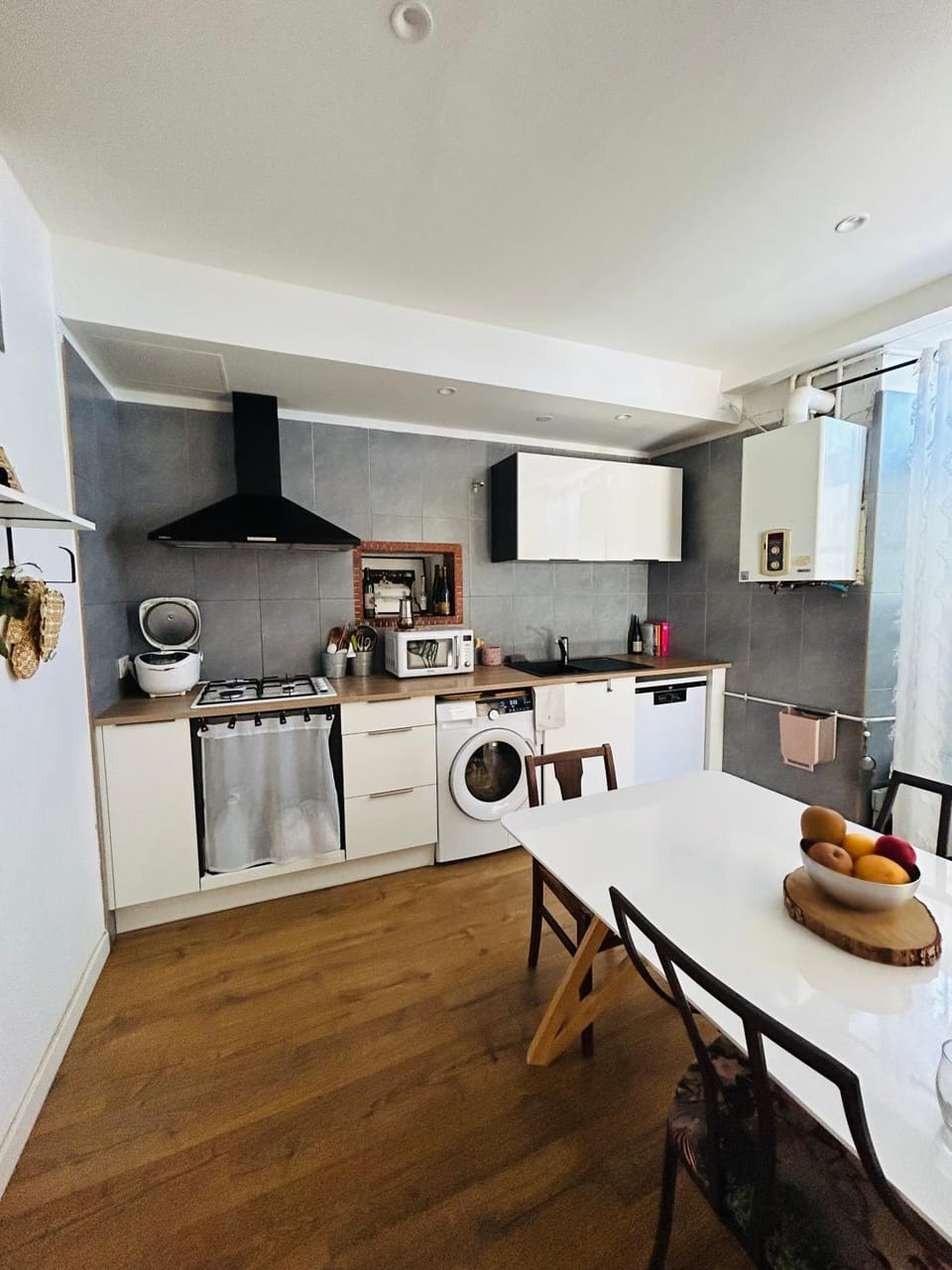 Kitchen or kitchenette, Dining area, dishwasher, washing machine