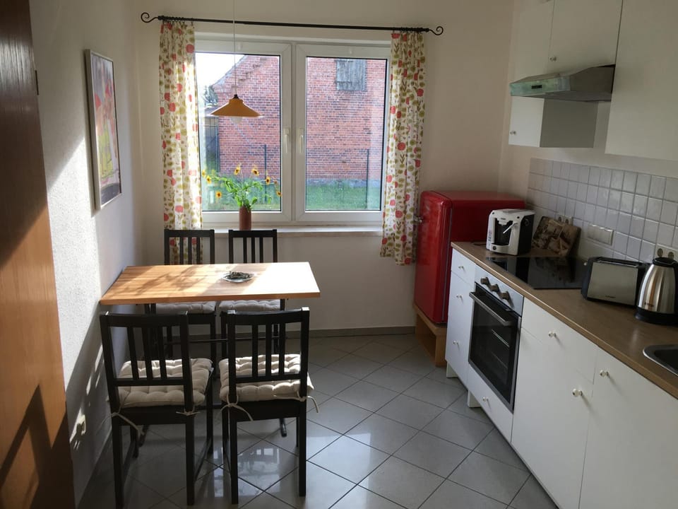 Coffee/tea facilities, Kitchen or kitchenette, Dining area, oven, stove, toaster