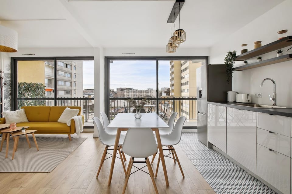 Kitchen or kitchenette, Dining area, Communal kitchen