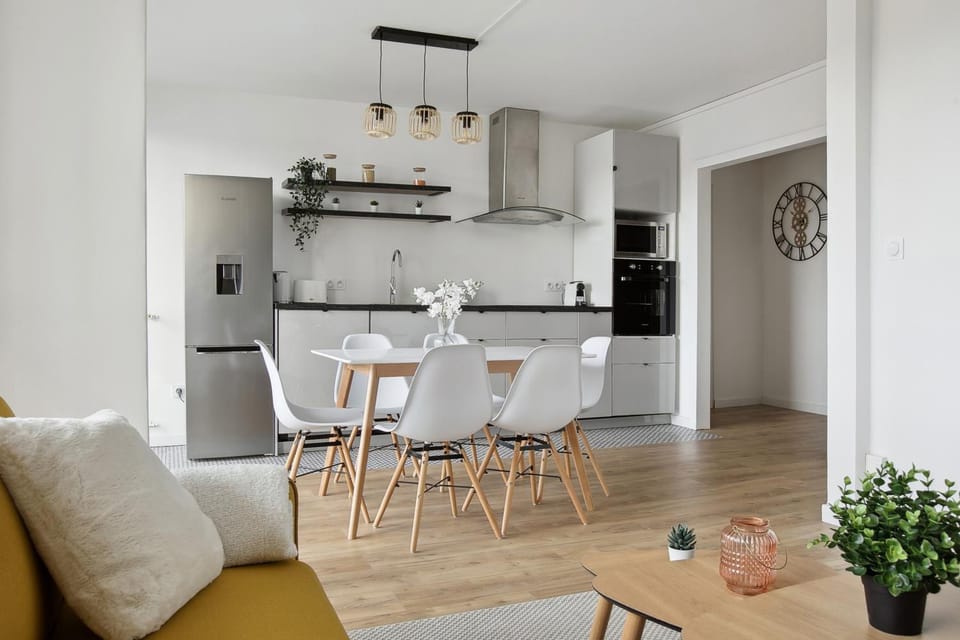 Coffee/tea facilities, Kitchen or kitchenette, Living room, stove