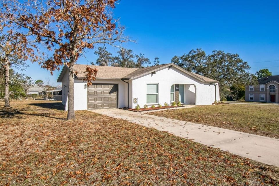 Luxury getaway, relax, and recharge! Tropical Florida Getaway Heated Pool Extra Fee House in Spring Hill