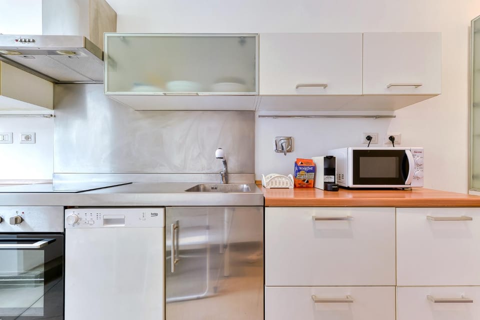 Coffee/tea facilities, Kitchen or kitchenette, dishwasher, stove