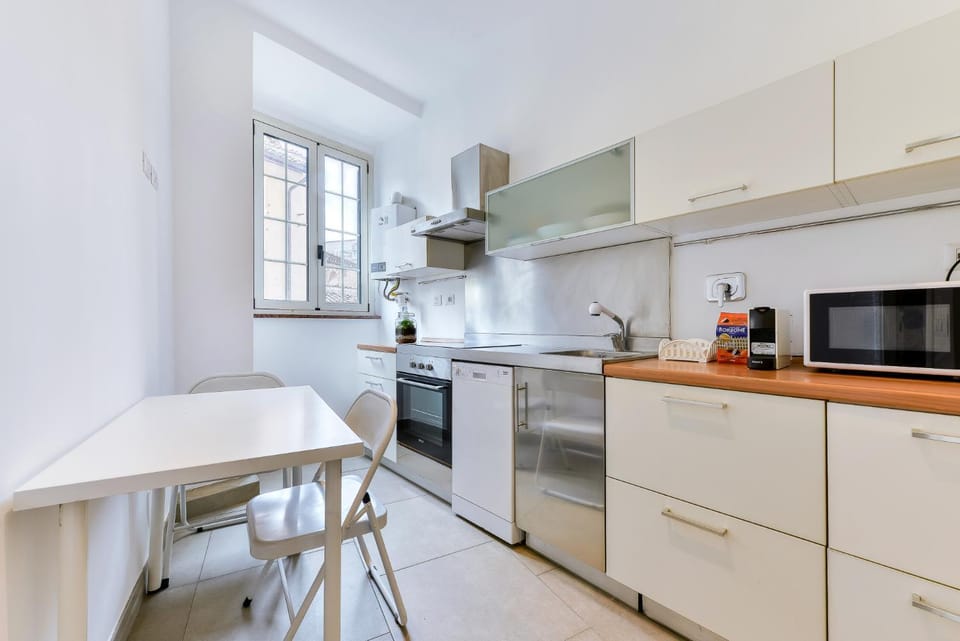 Coffee/tea facilities, Kitchen or kitchenette, dishwasher, oven, stove