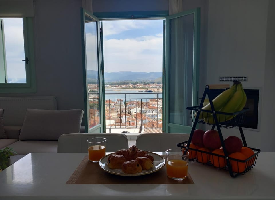 Natural landscape, View (from property/room), Balcony/Terrace, Living room, Food and drinks, Seating area, Dining area