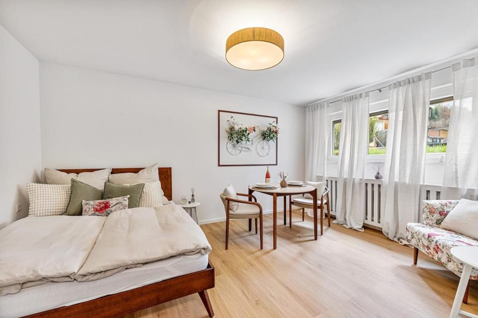 Bed, Living room, Photo of the whole room, Seating area, Dining area, Bedroom