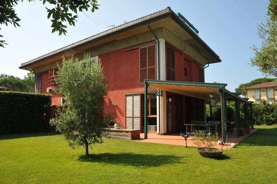 Property building, Spring, Day, Natural landscape, Garden, Garden view