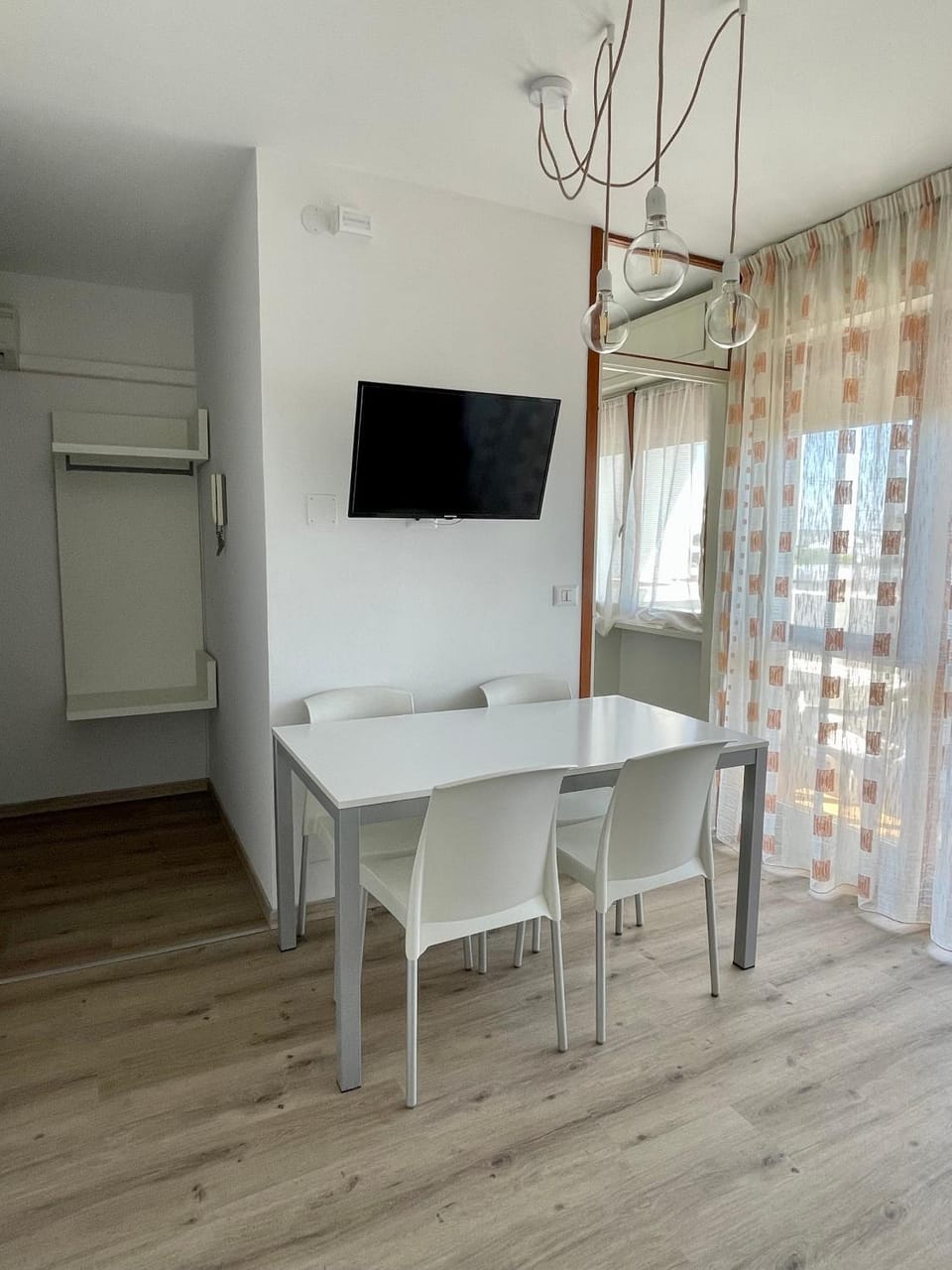 TV and multimedia, Dining area