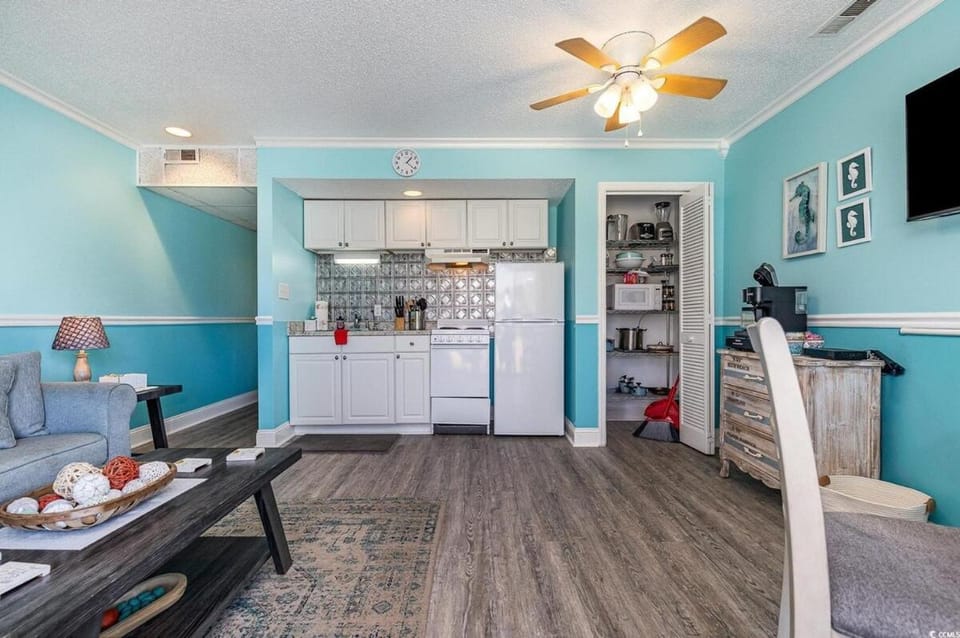 TV and multimedia, Kitchen or kitchenette, Living room, oven, stove