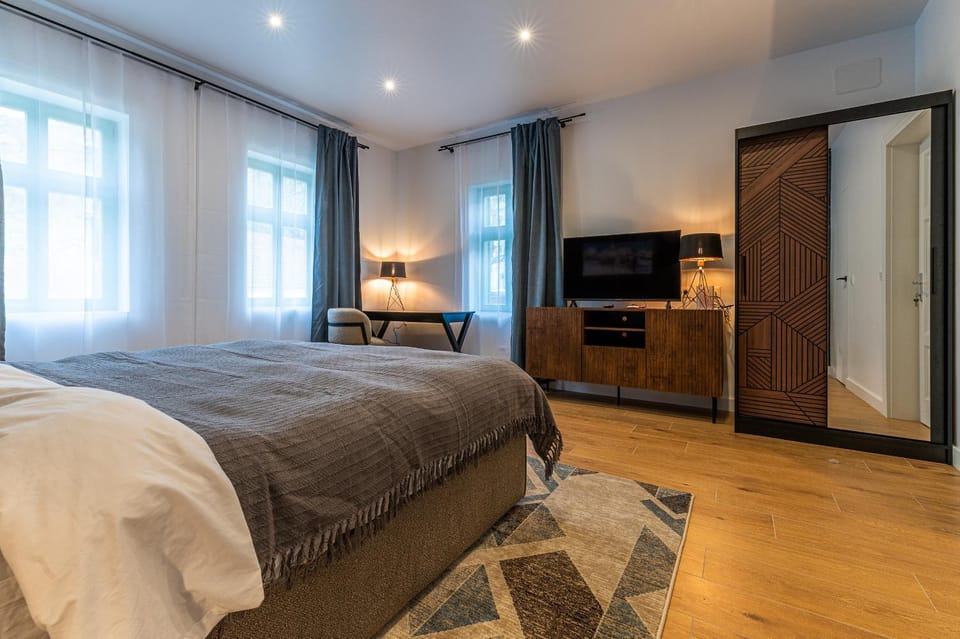 Bed, TV and multimedia, Photo of the whole room, Bedroom, wardrobe