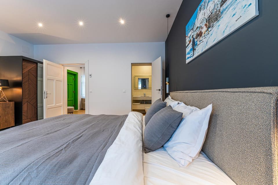 Bed, Photo of the whole room, Seating area, Bedroom, wardrobe