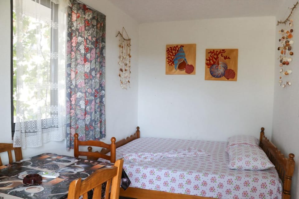 Bed, Living room, Bedroom