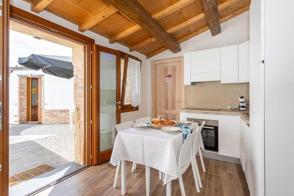 Kitchen or kitchenette, Dining area, oven, stove