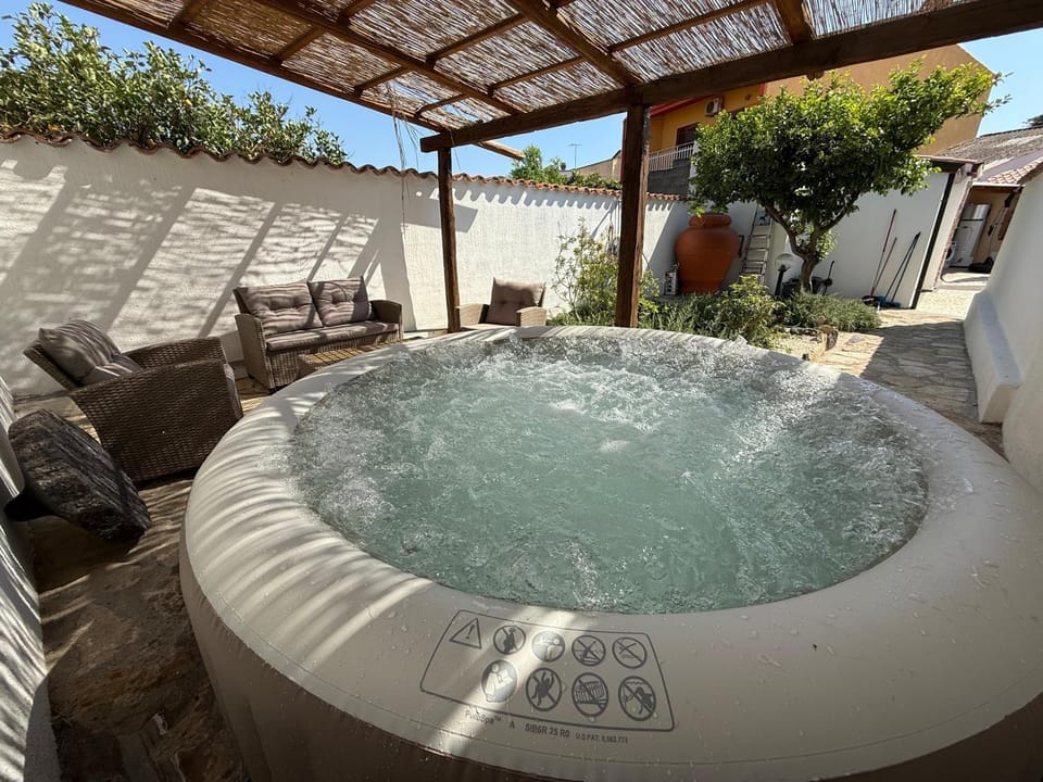 Property building, Hot Tub, Swimming pool
