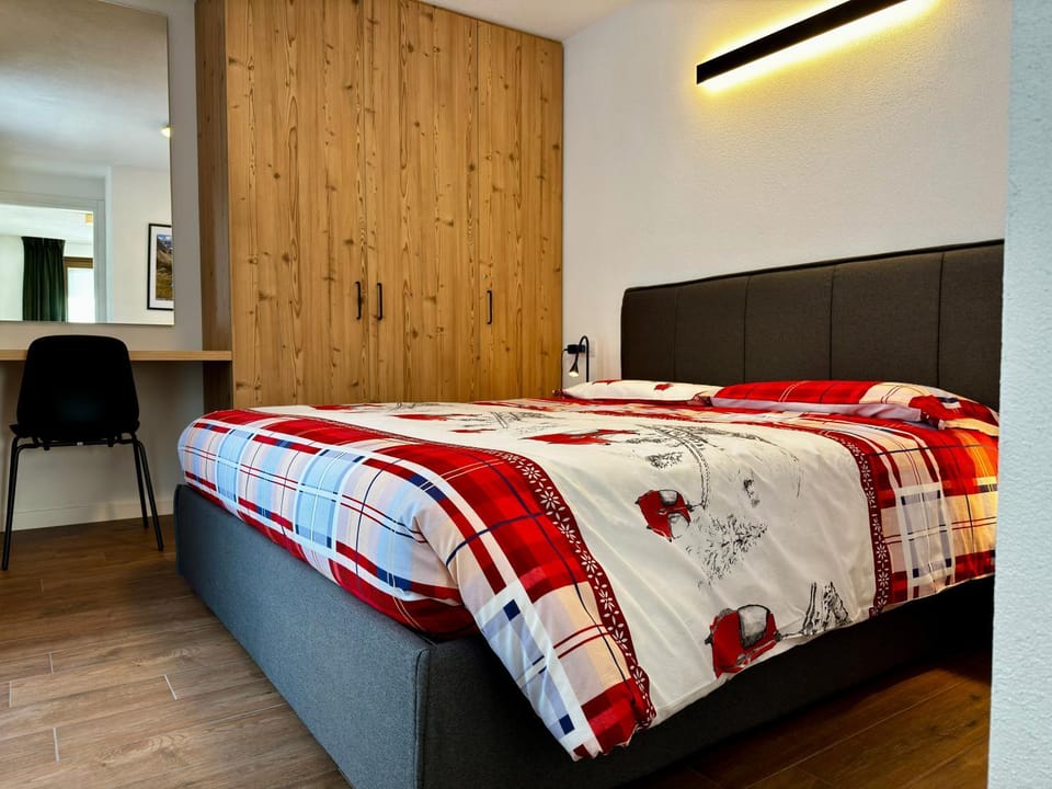 Bed, Photo of the whole room, Seating area, Bedroom, wardrobe