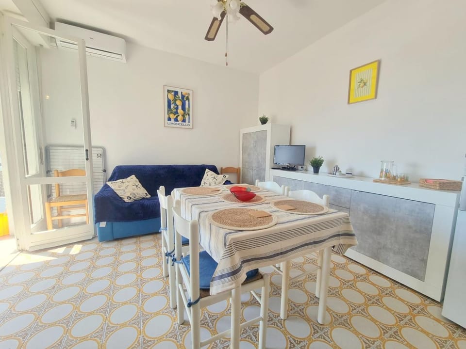 Day, Living room, Seating area
