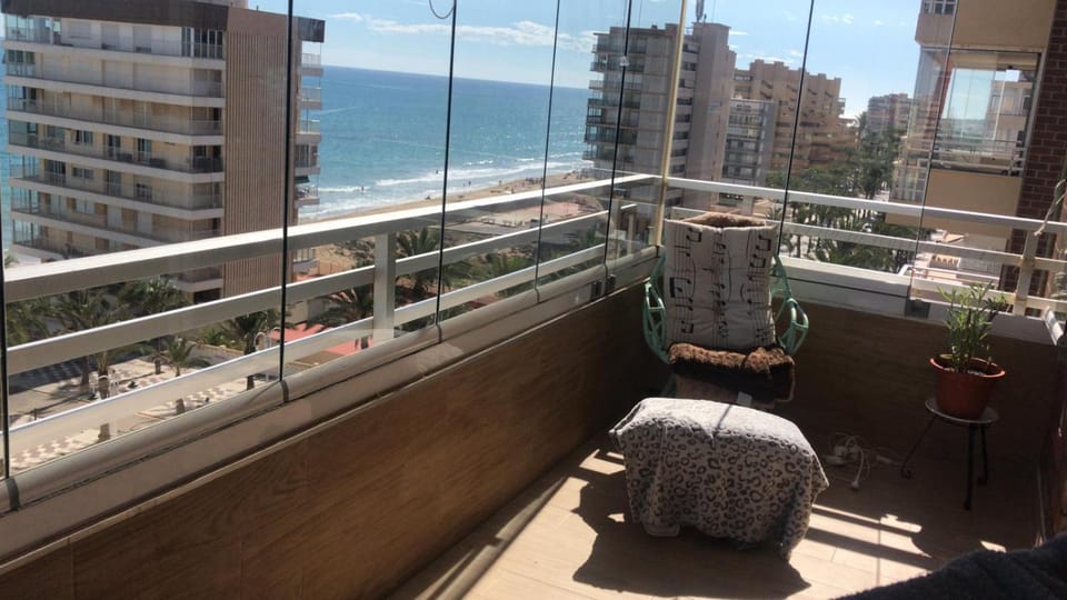Apartamento en primera línea de playa Apartment in Alacantí