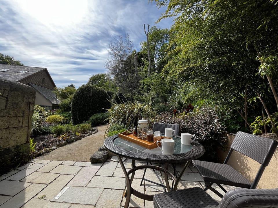 Garden Lodge in Lush Grounds Nr Ventnor Nature lodge in Ventnor