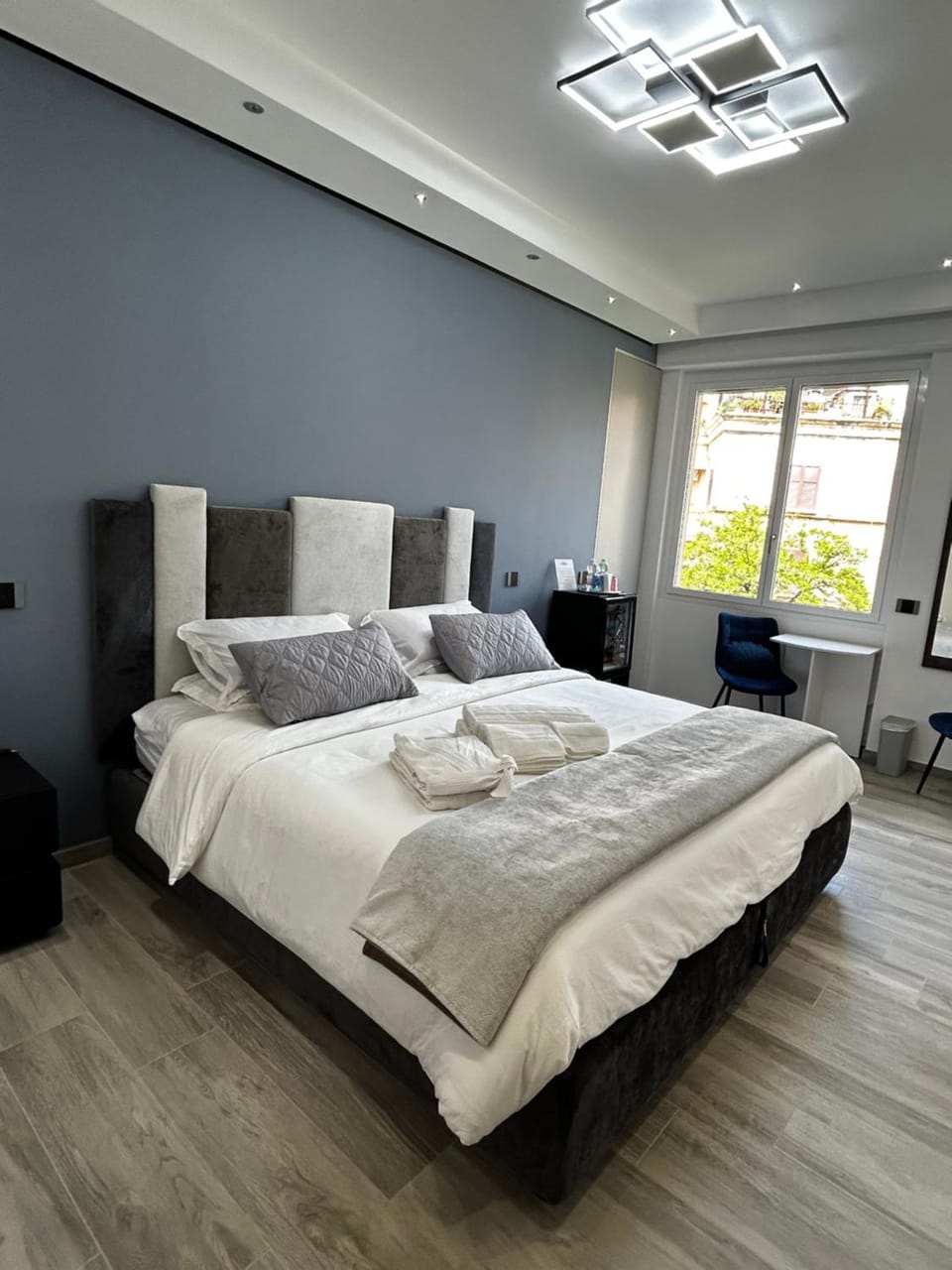 Bed, Bedroom, towels