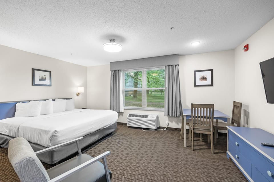 Bed, TV and multimedia, Photo of the whole room, Seating area, Bedroom