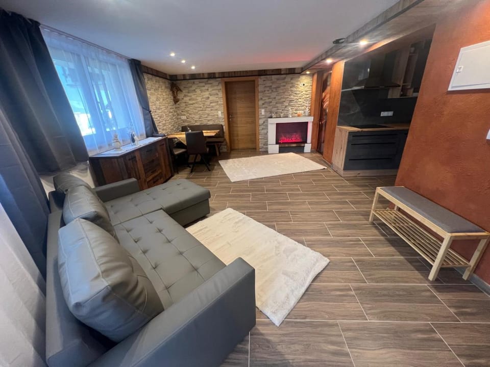 Kitchen or kitchenette, Seating area, oven