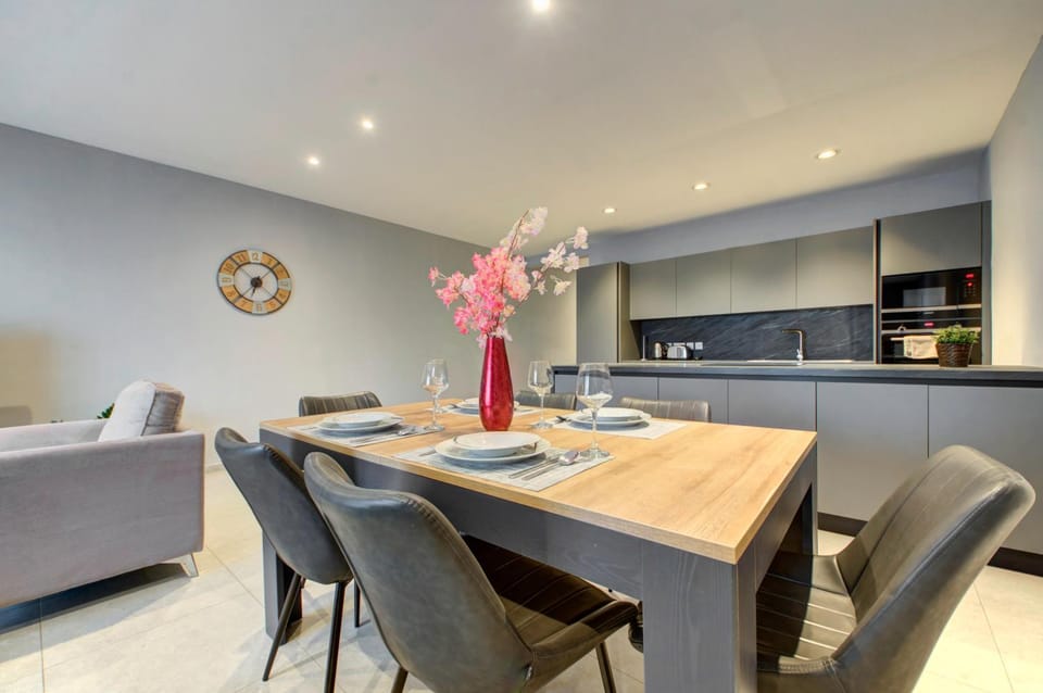 Kitchen or kitchenette, Living room, Seating area, Dining area, stove