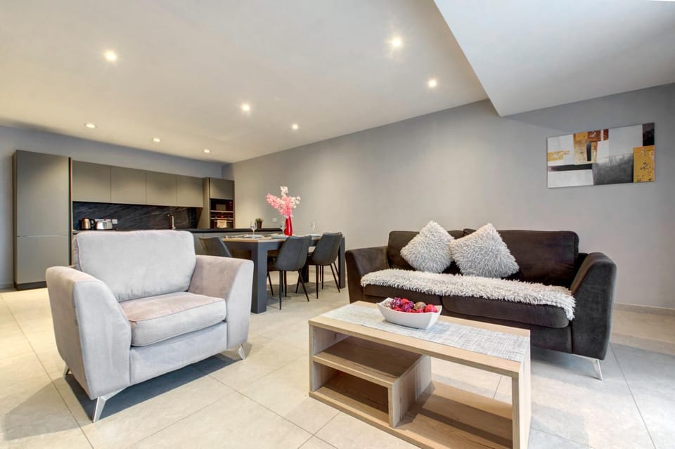 Kitchen or kitchenette, Living room, Seating area, Dining area