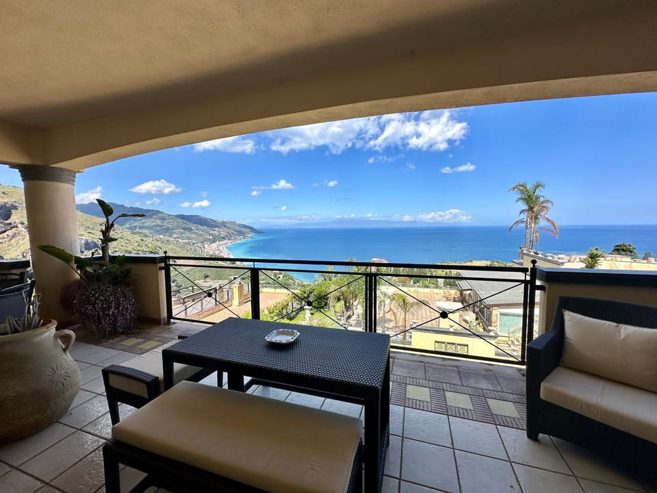 Patio, View (from property/room), Balcony/Terrace, Dining area, Sea view