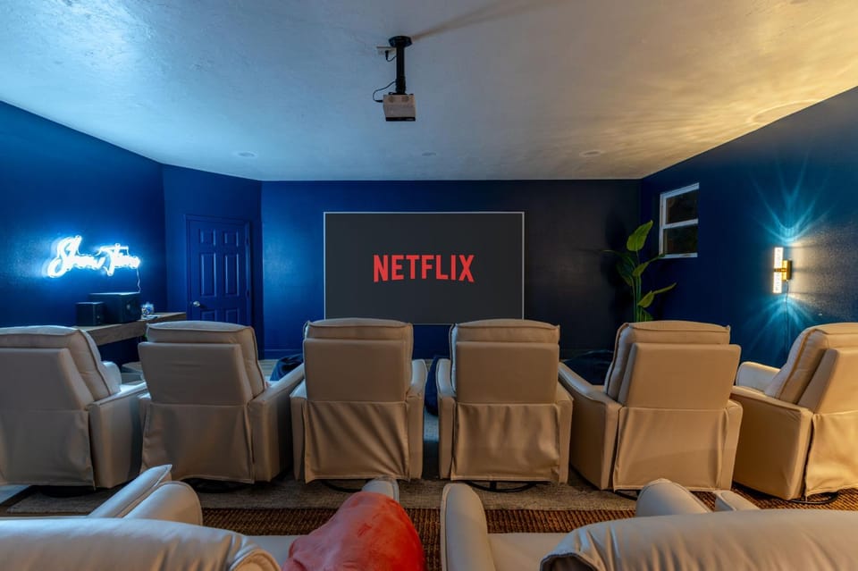 Sleeps 20 Basketball Court Pool Hot Tub Movie Room House in Bradenton