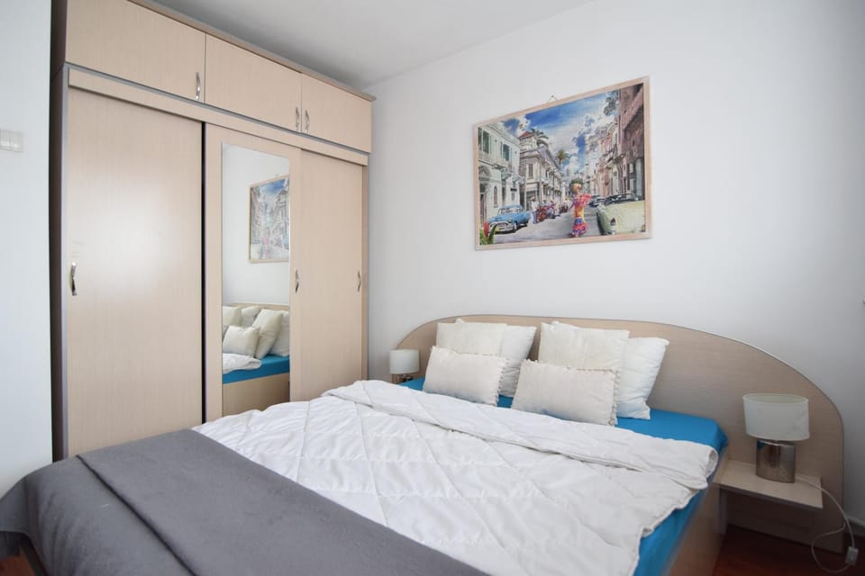 Bed, Photo of the whole room, Bedroom, towels, wardrobe