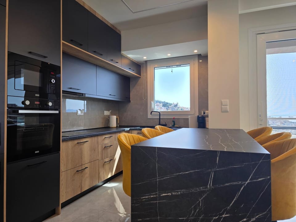 Kitchen or kitchenette, Dining area, minibar, oven, stove