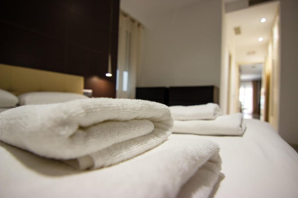 Bed, towels
