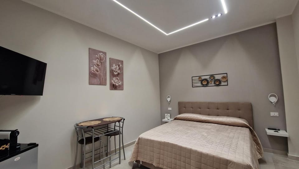 Bed, TV and multimedia, Photo of the whole room, Bedroom