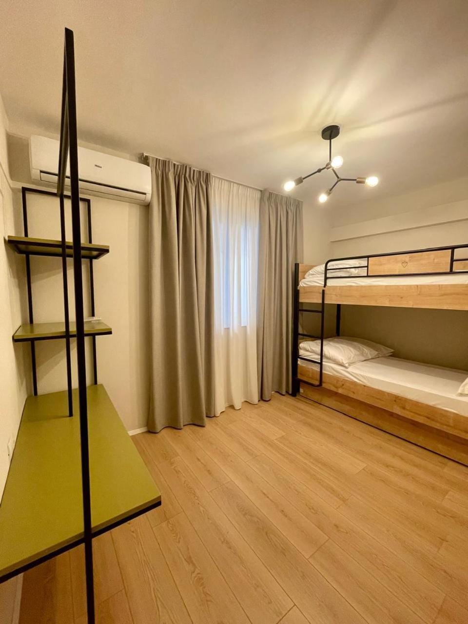 Bedroom, bunk bed