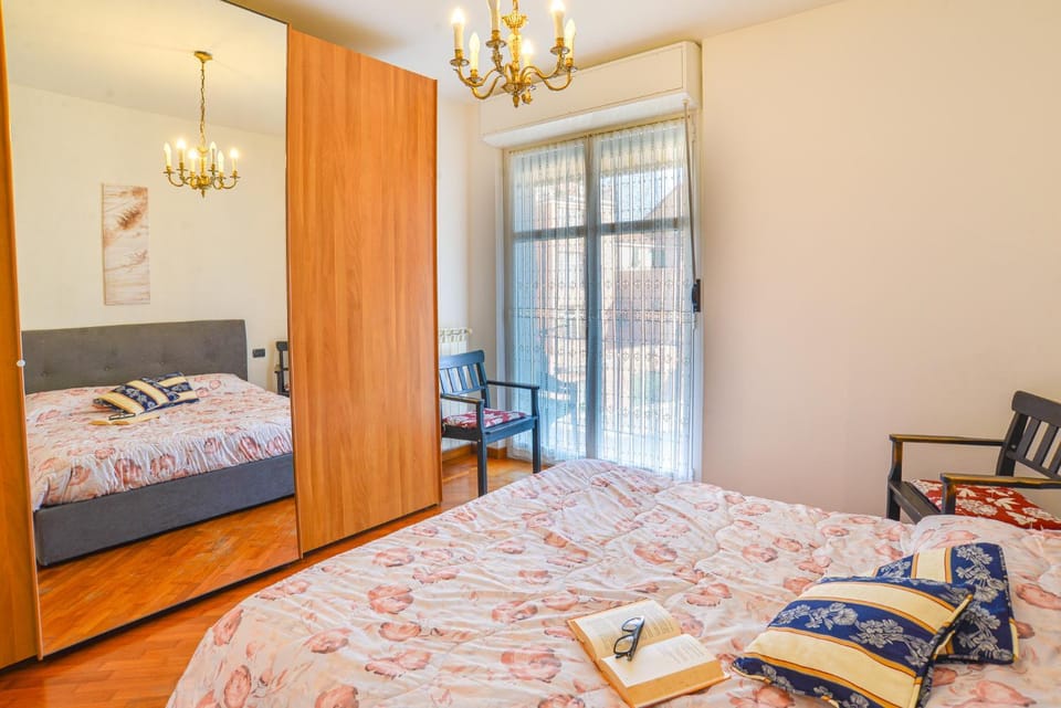 Bed, Living room, Photo of the whole room, Seating area, Bedroom, wardrobe