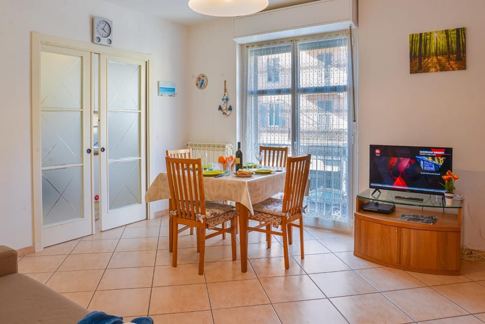 TV and multimedia, Living room, Seating area, Dining area