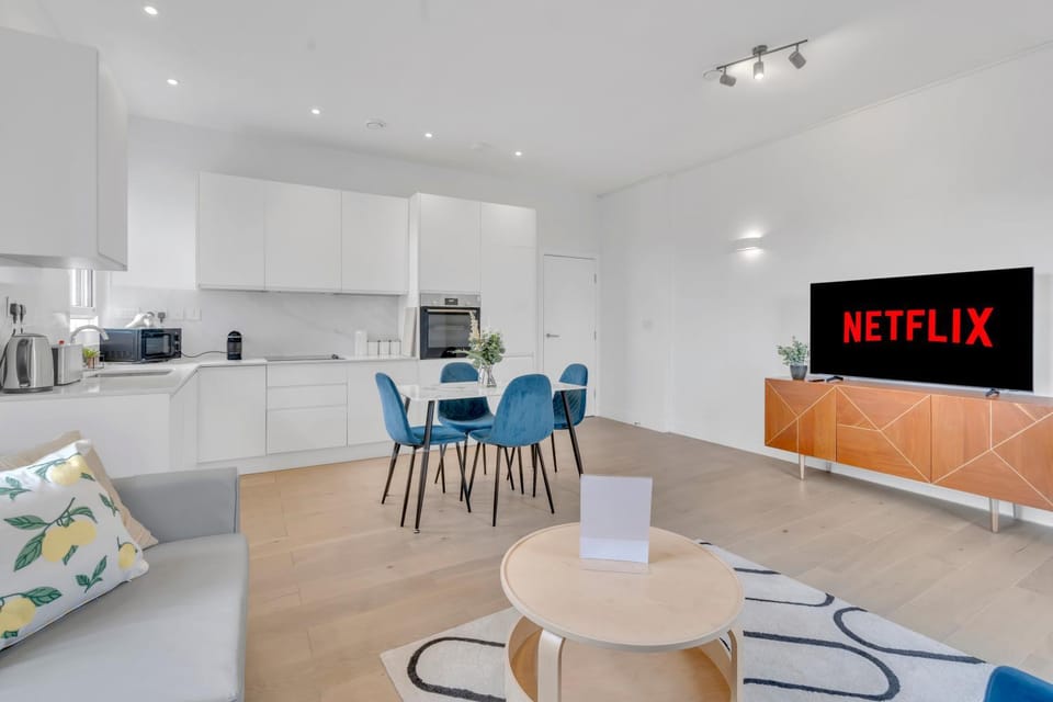 TV and multimedia, Coffee/tea facilities, Kitchen or kitchenette, Living room, Seating area, Dining area, stove, toaster