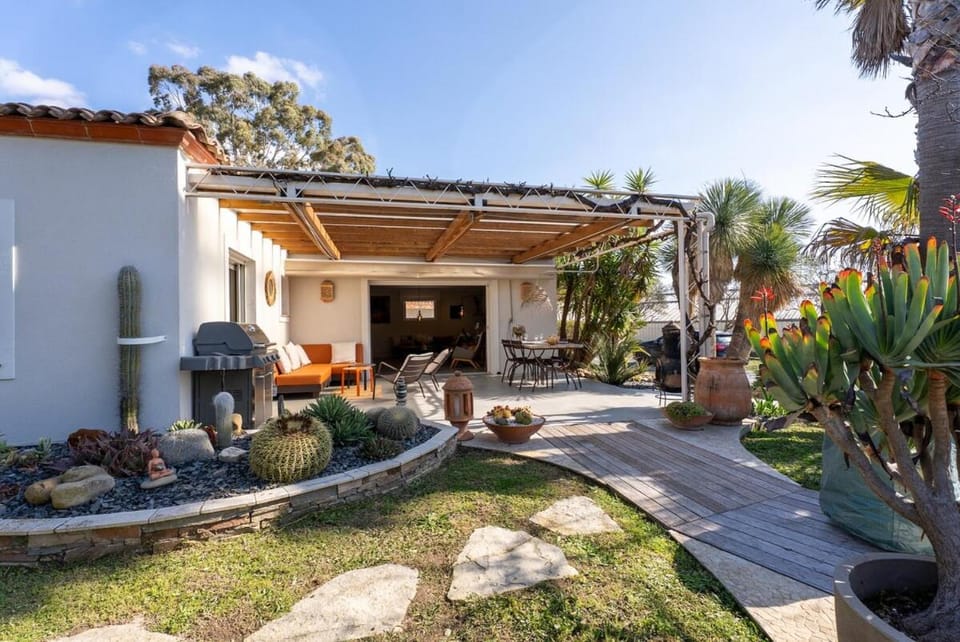 Modern Villa with Hot Tub, 6P Villa in Roquebrune-sur-Argens