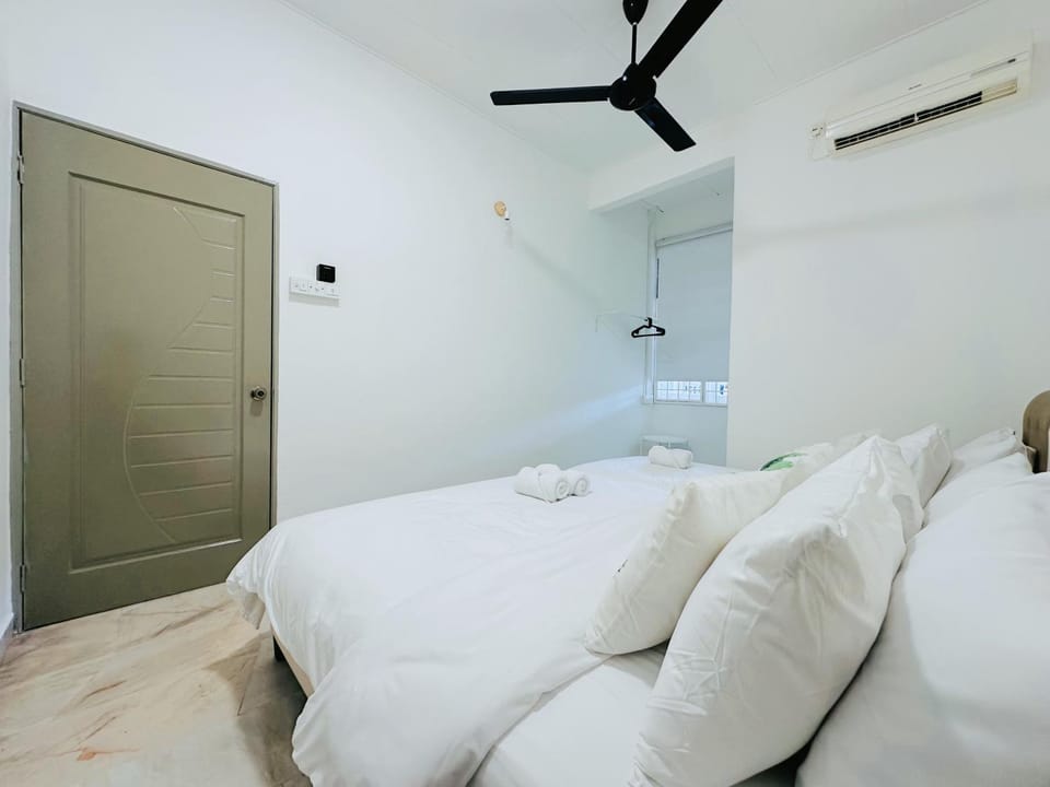 Bedroom, towels, air conditioner