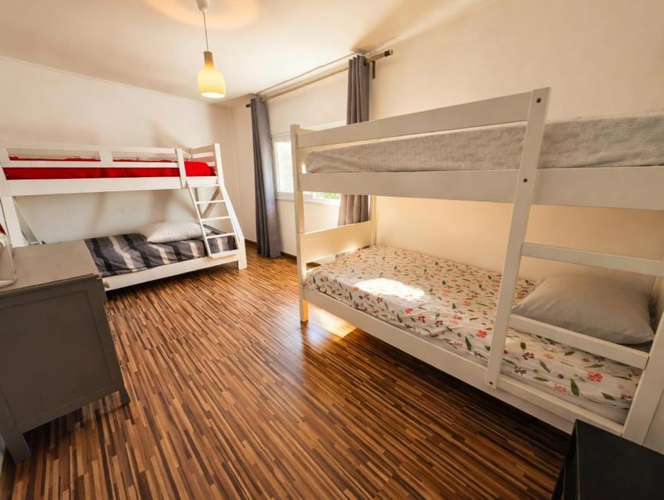 Akistay Guest House - Caparica Bed and Breakfast in Setubal District