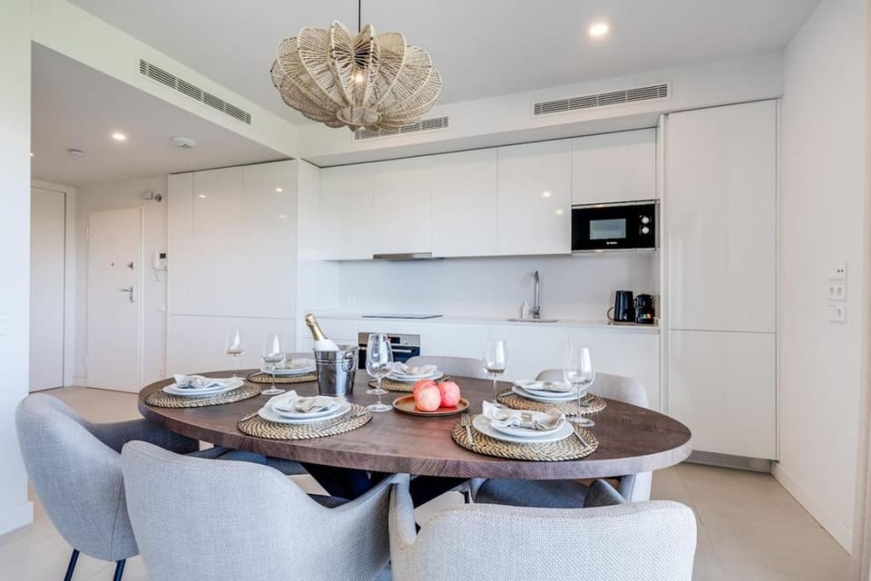 Kitchen or kitchenette, Dining area, oven