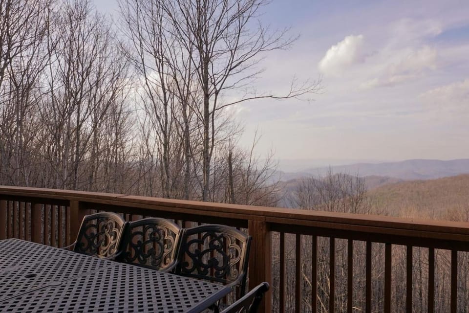 Hot tub, views, Pool Table, Pet Friendly House in Beech Mountain