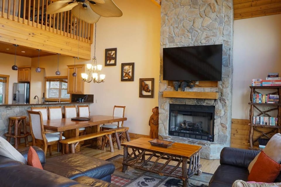 Hot tub, views, Pool Table, Pet Friendly House in Beech Mountain