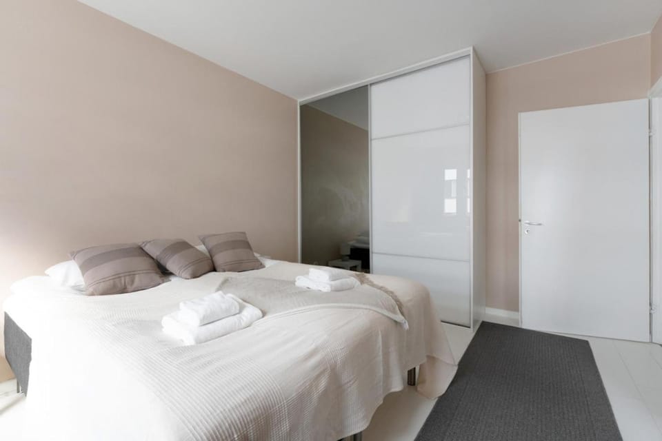 Photo of the whole room, Bedroom, towels, wardrobe