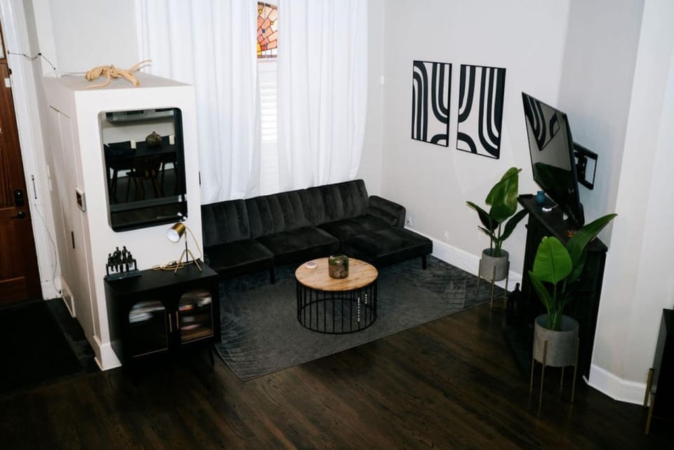 4 BR • Theater Room • Gym • Walk to Lincoln Park! House in Lincoln Park
