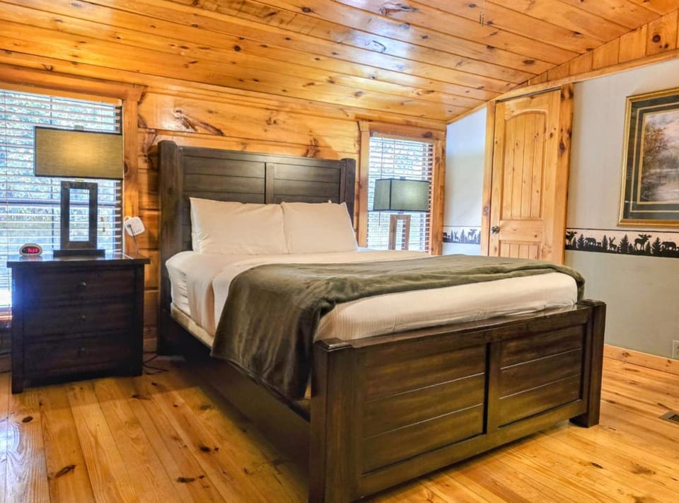 The Skinners Cabin Hot Tub Fireplace Grill Cabin in Townsend