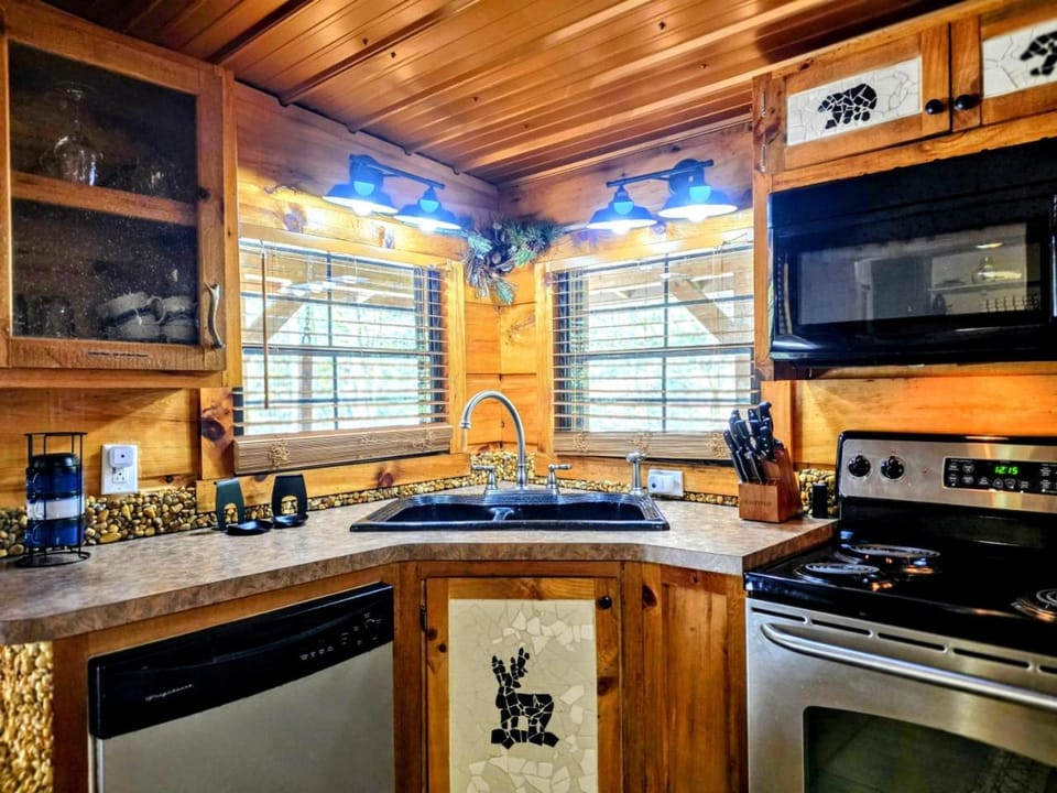 The Skinners Cabin Hot Tub Fireplace Grill Cabin in Townsend