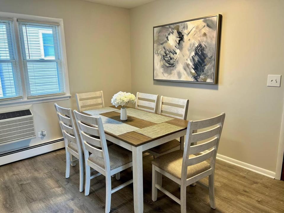 New updated Apt Half A Mile to Downtown Libertyville Apartment in Illinois