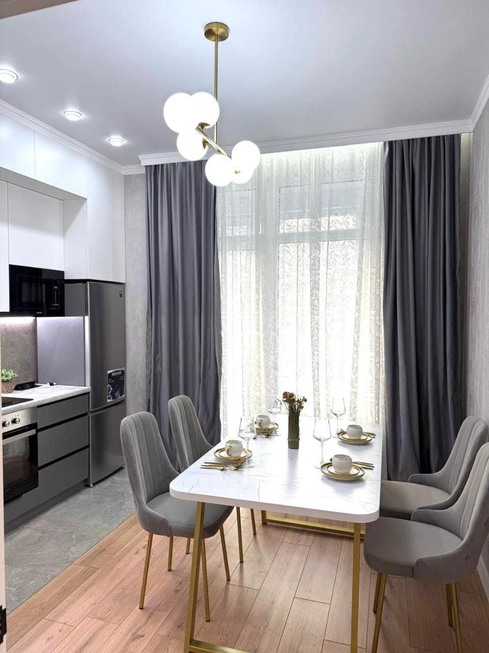 Kitchen or kitchenette, Dining area