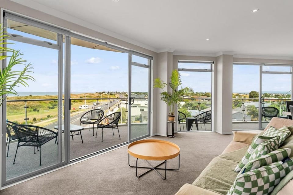 Penthouse and Panoramic Views Apartment in Bay Of Plenty