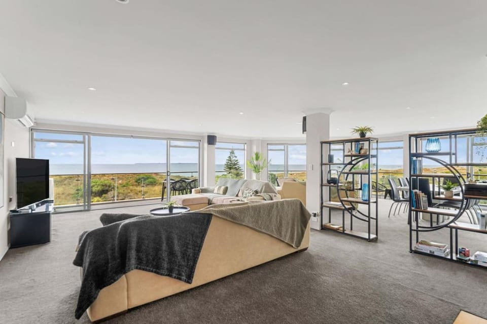Penthouse and Panoramic Views Apartment in Bay Of Plenty